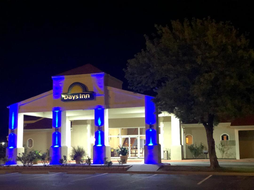 Days Inn By Wyndham Eastland Екстериор снимка